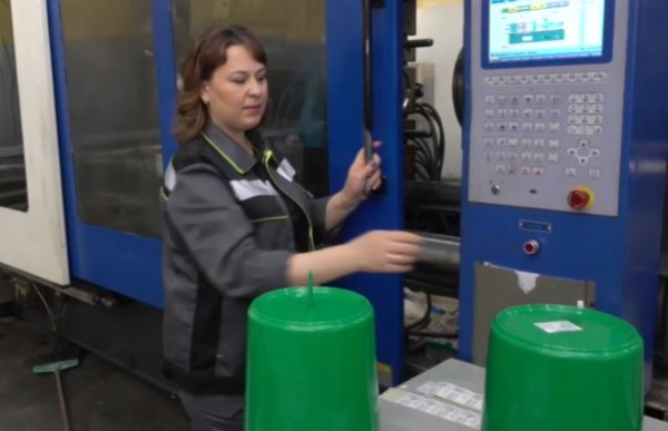 Девушка-бригадир литейщиков трудится в Петропавловске