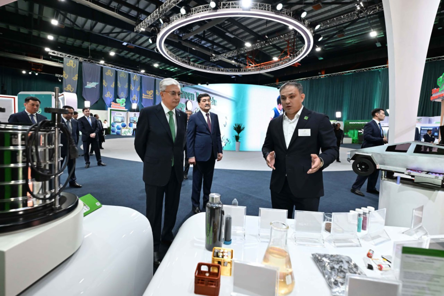 Президент «Таза Қазақстан» экофестиваліне арналған көрмені тамашалады