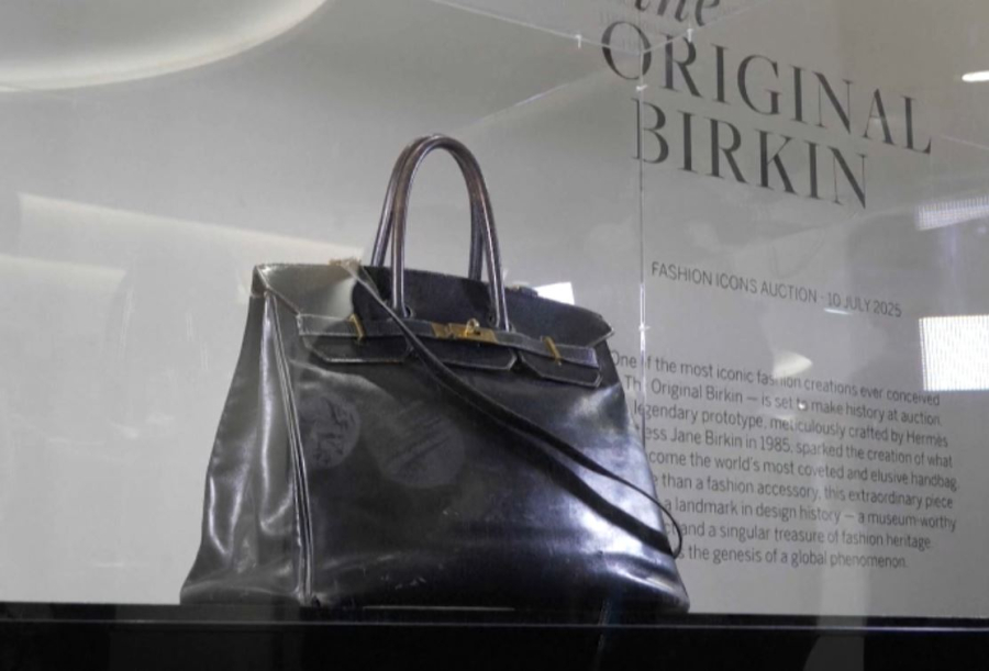 Первую сумку Birkin выставят на торги в Париже