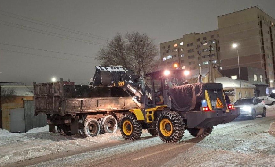 К уборке снега в Астане привлекли около 2000 единиц спецтехники