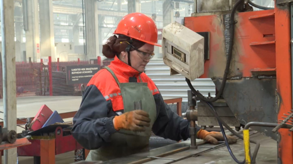 Астанадағы құрылыс бұйымдары зауытында әйелдер темір тоқиды