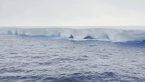 Огромный айсберг дрейфует вдоль Антарктиды
