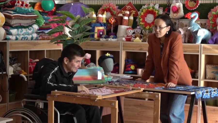 Инклюзивная мастерская выпускает эксклюзивные наряды