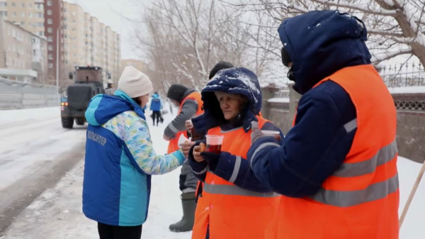 Волонтерлер коммуналдық қызметкерлерге ыстық шай мен бауырсақ таратты