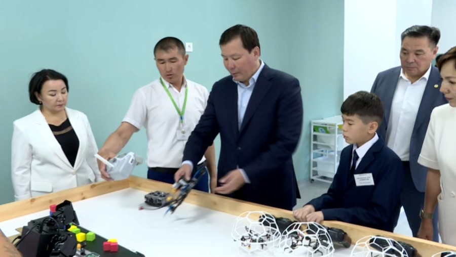 Ақтөбе облысының әкімі жаңа мектептерді аралады