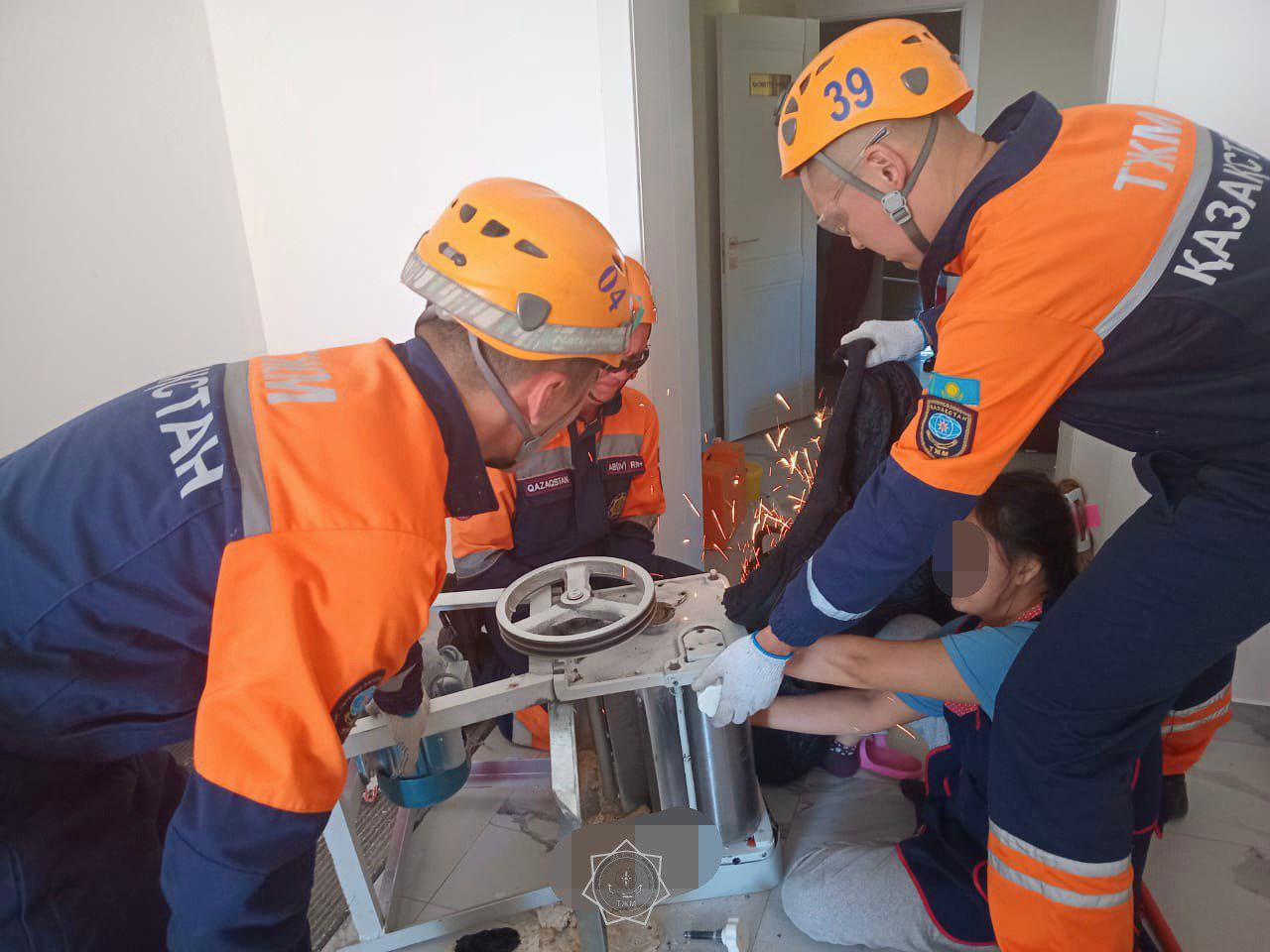 Рука женщины застряла в тестораскаточной установке в Уральске