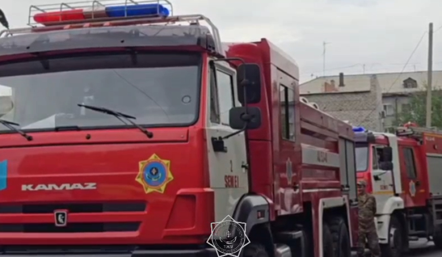 При пожаре в многоэтажке в Семее спасены 40 человек