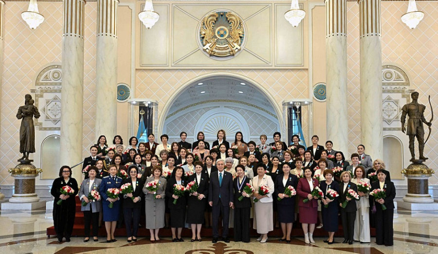 Президент поздравил казахстанок с наступающим Международным женским днем