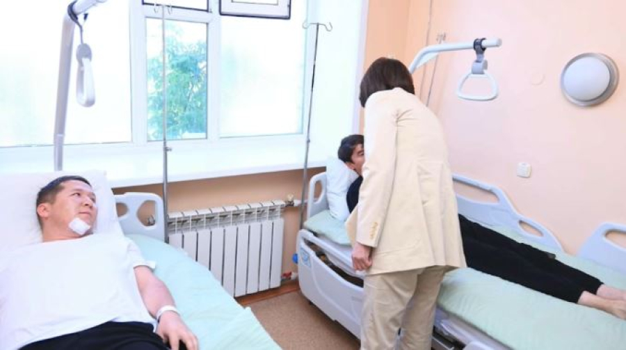 Министр здравоохранения посетила врачей, пострадавших от нападения