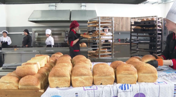 Түркістан облысында колледж студенттері нан өнімдерін шығарады