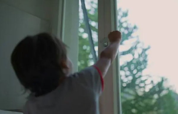 Ребенок выпал из окна в Павлодаре