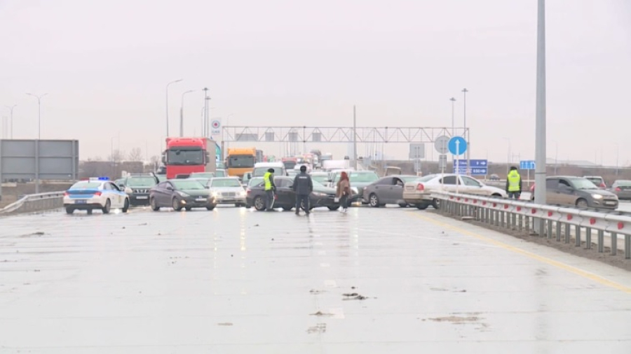 Казахстанцев предупредили о наледи на дорогах
