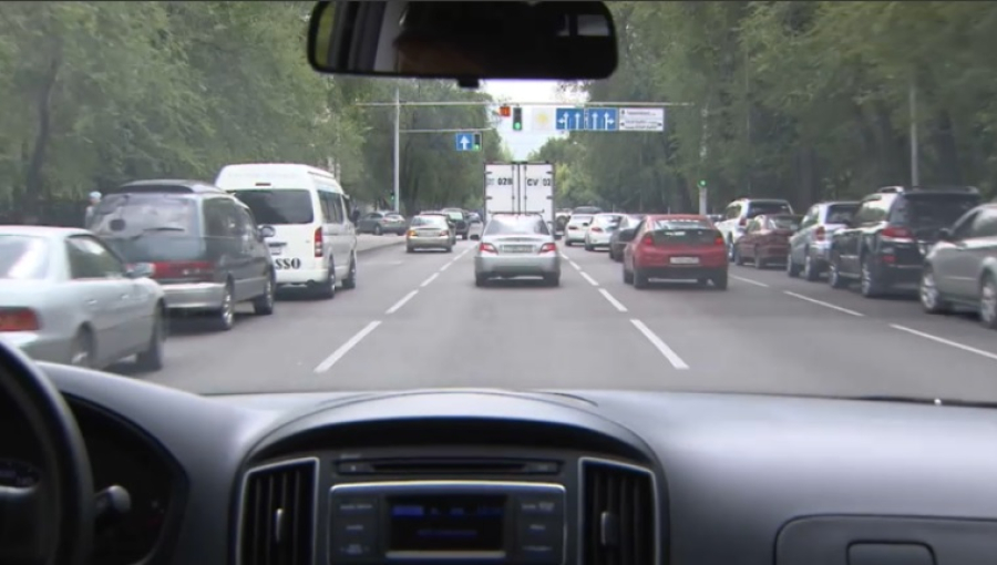 В Алматы хотят ограничить въезд для старых машин