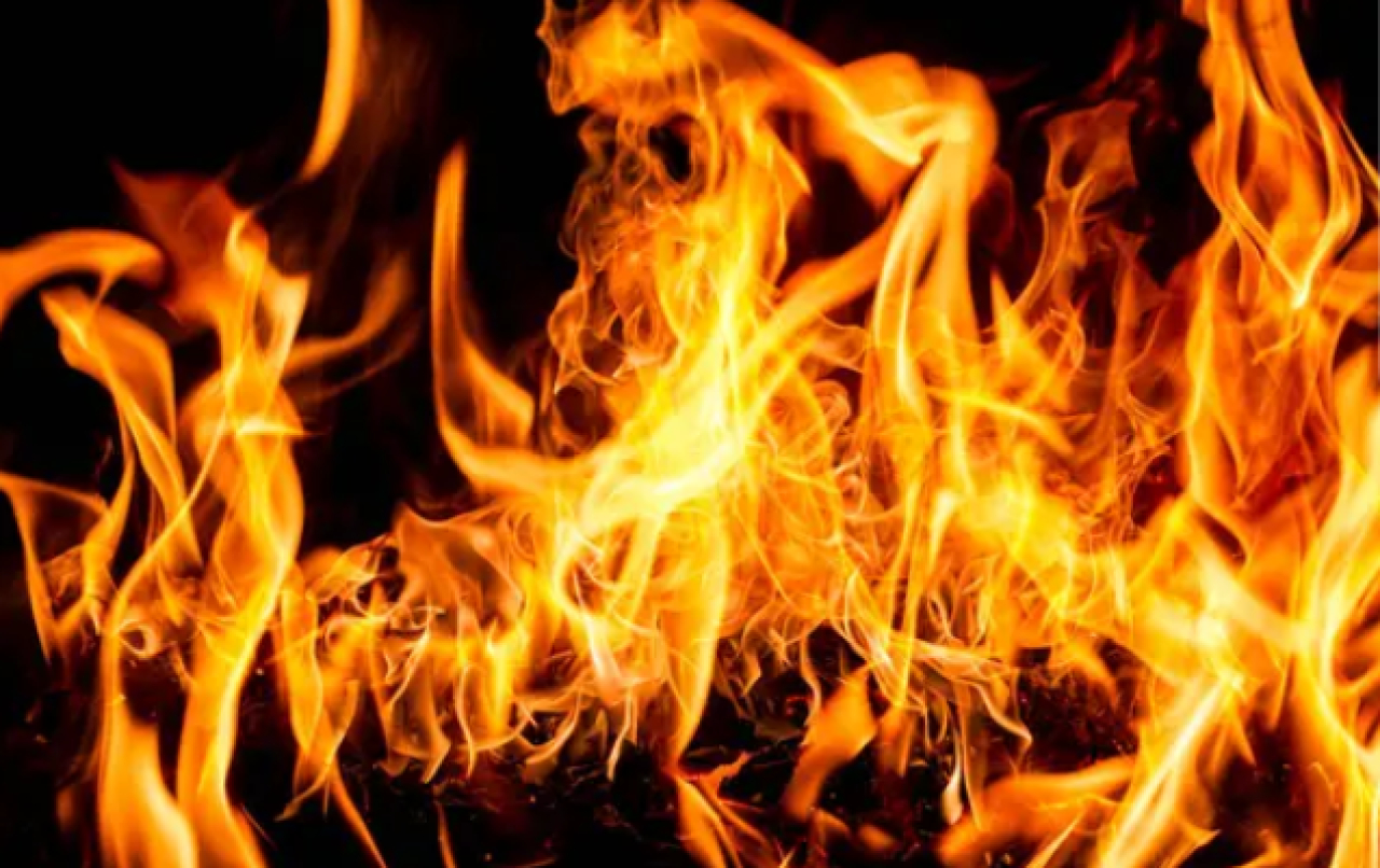 Близ Алматы горит склад