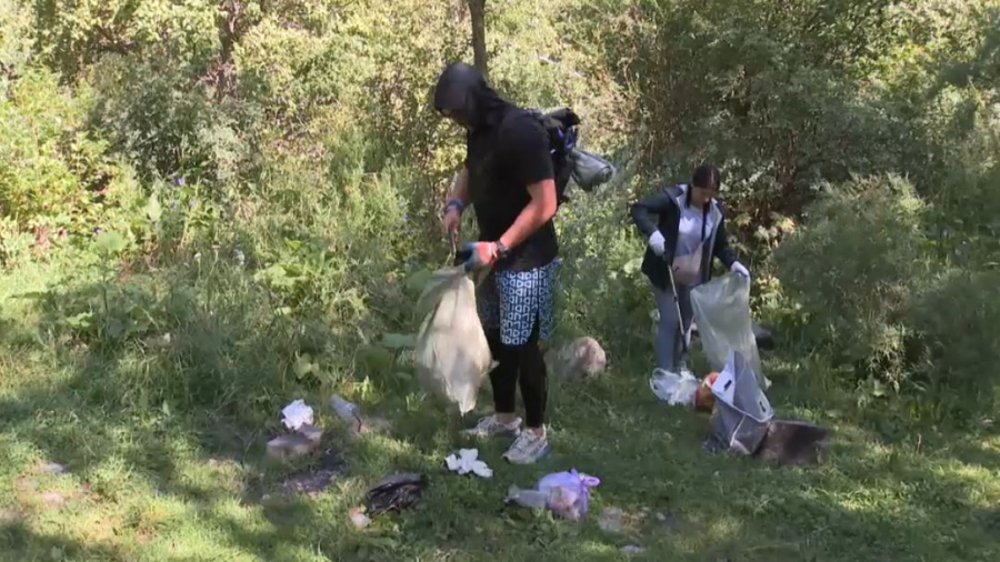 26 тонн мусора собрали добровольцы в горах Алматы