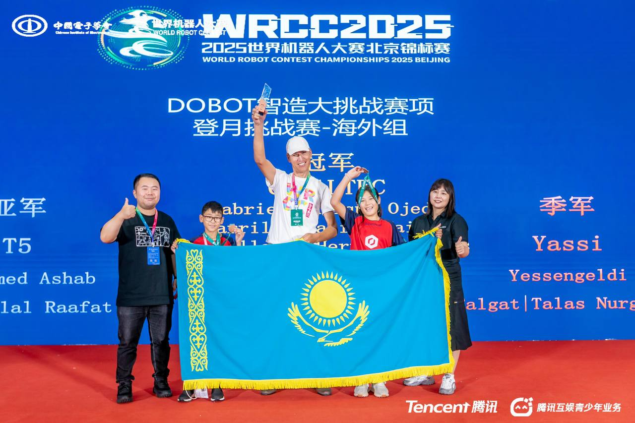 Школьники успешно выступили на Всемирной конференции по робототехнике в Пекине