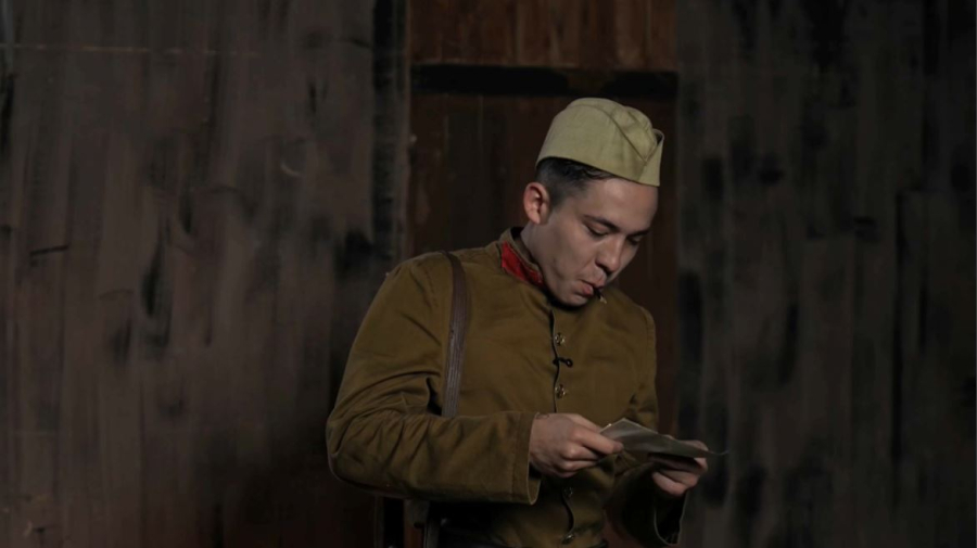 Өскеменде театр әртістері майдан шебінен жолданған хаттарды сахнадан оқыды