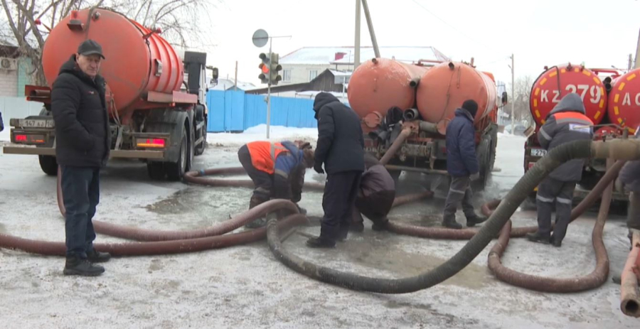 Павлодарда құбыр жарылып, көшелерді су басты
