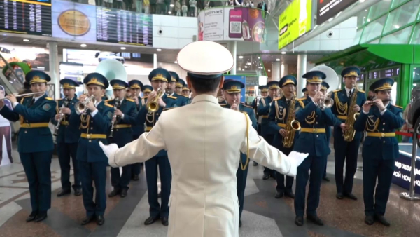 Астана әуежайында әскери оркестр өнер көрсетті