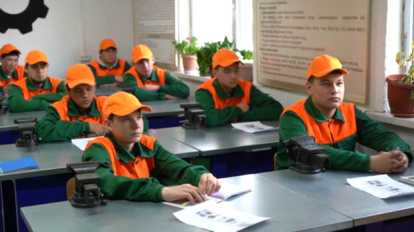 Токарному делу обучает студентов 63-летний житель Меркенского района