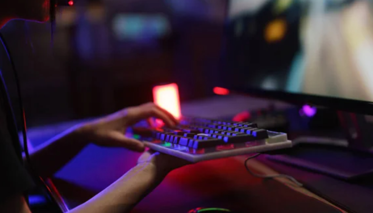 Школьник взломал уличный LED-экран одной из организаций в Костанае