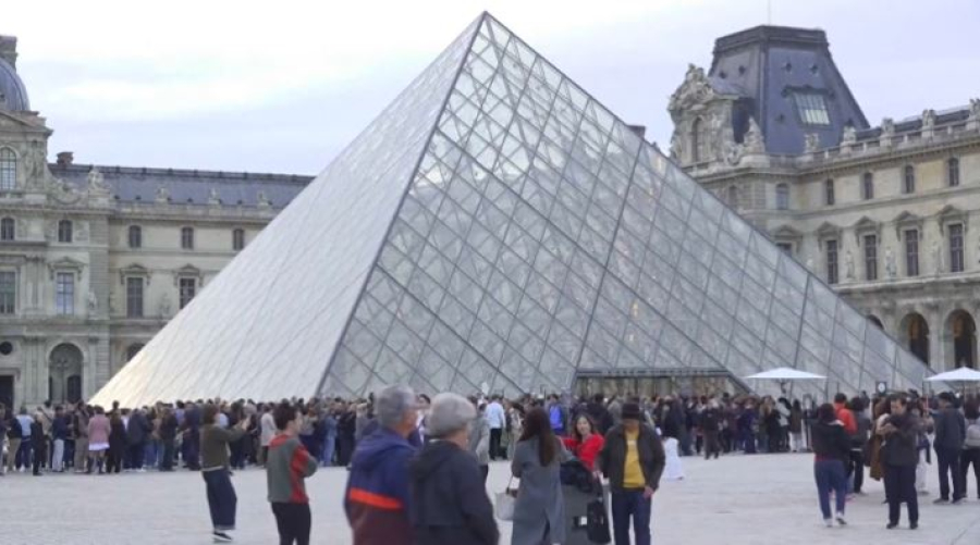 Лувр снова открылся для посетителей