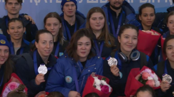 Чемпионов Азиады-2025 по хоккею торжественно встретили в аэропорту