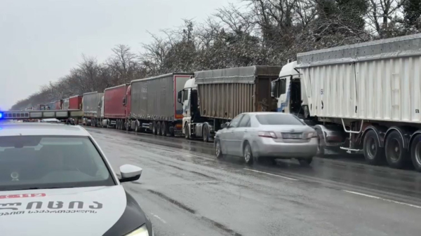 Снежный коллапс в Грузии: дальнобойщики простаивают на трассе вторые сутки