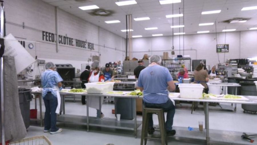 Волонтёры кормят американцев во время шатдауна