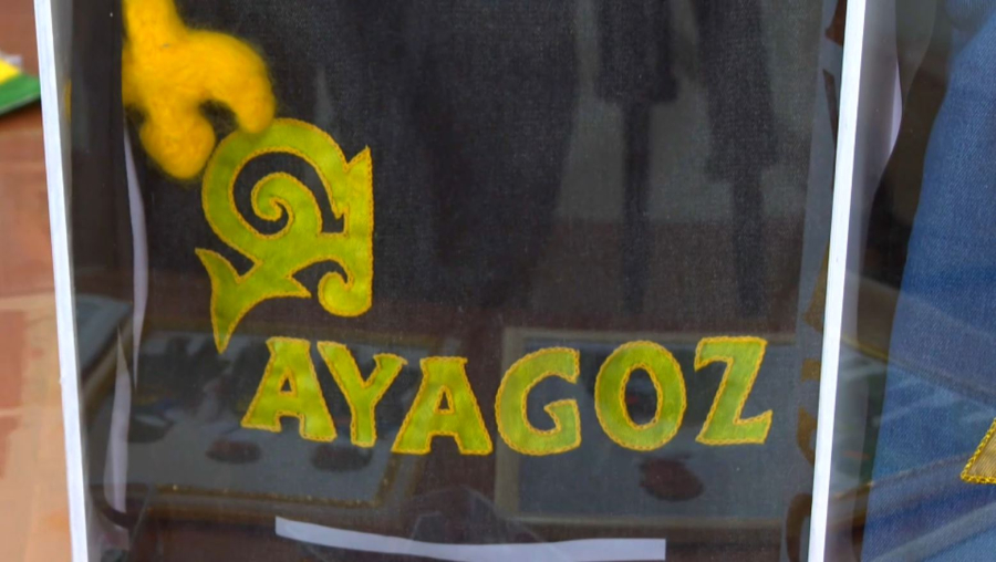 Аягөзде оқушы ұлттық нақыштағы смарт-сөмке жасады