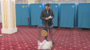 Ерлан Карин проголосовал на выборах депутатов