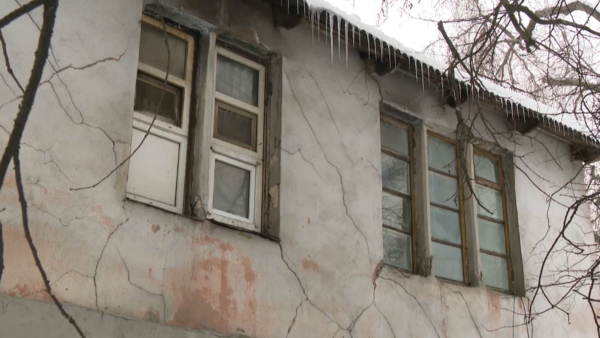 Алматыда өткен ғасырда салынған үй құлағалы тұр