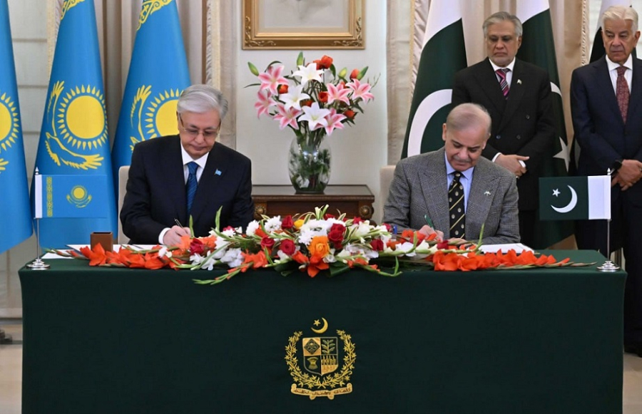 Касым-Жомарт Токаев и Шахбаз Шариф подписали Совместную декларацию