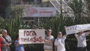 Около двухсот бразильцев вышли на протест у Сахарной горы в Рио-де-Жанейро