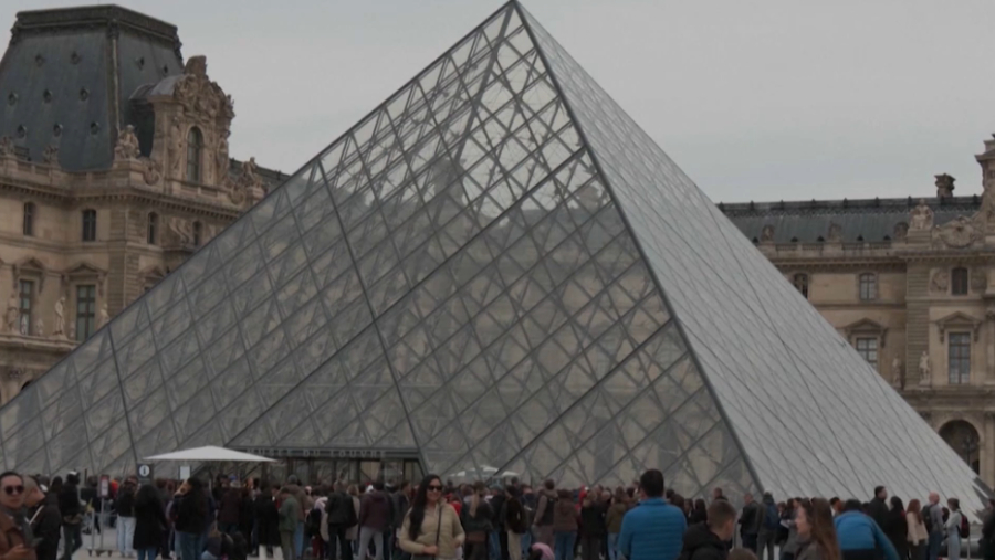 Двух грабителей Лувра задержали во Франции
