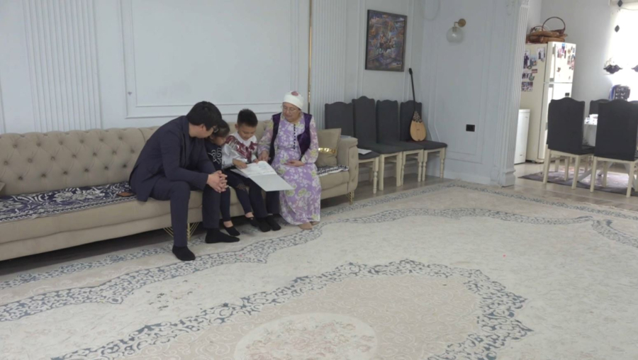 Атыраулық ата-ана отбасылық құндылықты дәріптеуімен үлгі көрсетіп отыр