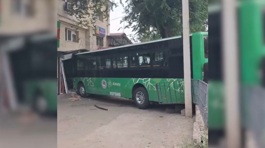 Автобус врезался в здание в Алматы