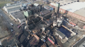 Крупный пожар вспыхнул на химическом заводе в США