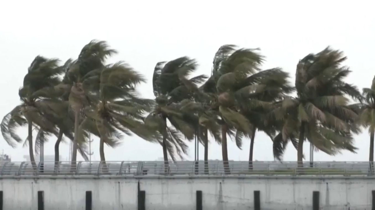 Режим ЧП из-за надвигающегося тайфуна ввели на юге Китая