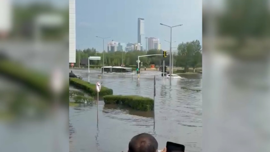 Ливень превратил улицы Астаны в реки