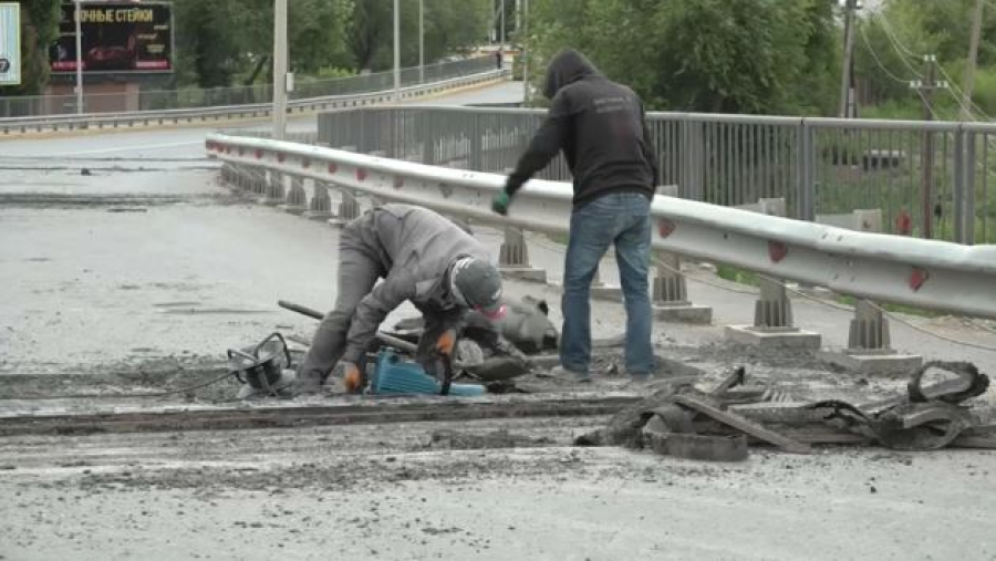 Транспортный мост ремонтируют в Уральске