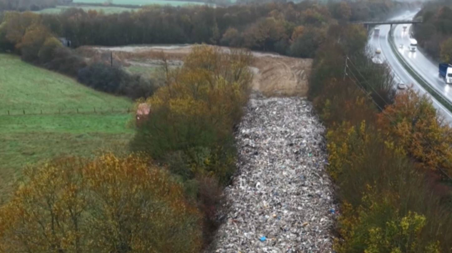 Нелегальную свалку выявили рядом с рекой в Великобритании
