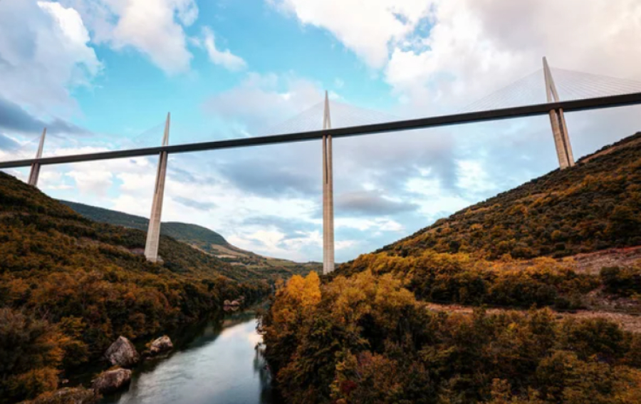 Самый высокий в мире мост открылся для движения транспорта