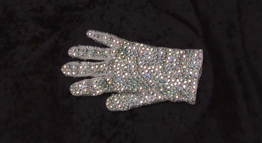 Перчатку Майкла Джексона выставили на аукцион