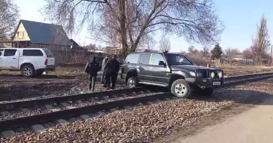 Авто преградило путь пассажирскому поезду