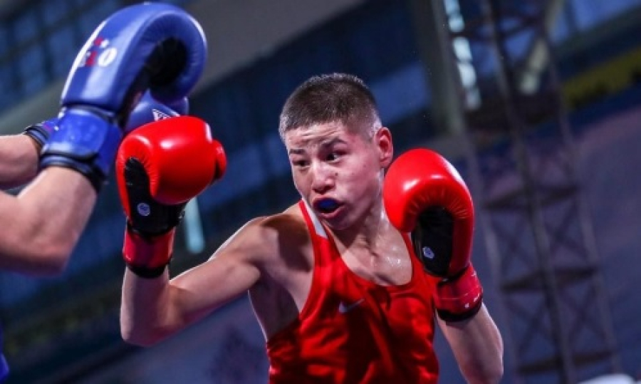 Казахстанец без боя выиграл медаль ЧА по боксу