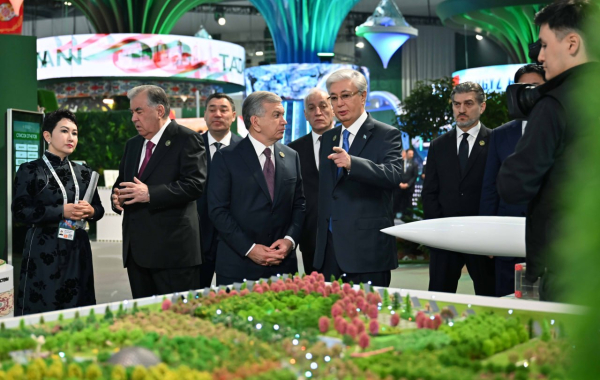 Главы государств посетили павильоны выставки Регионального экологического саммита