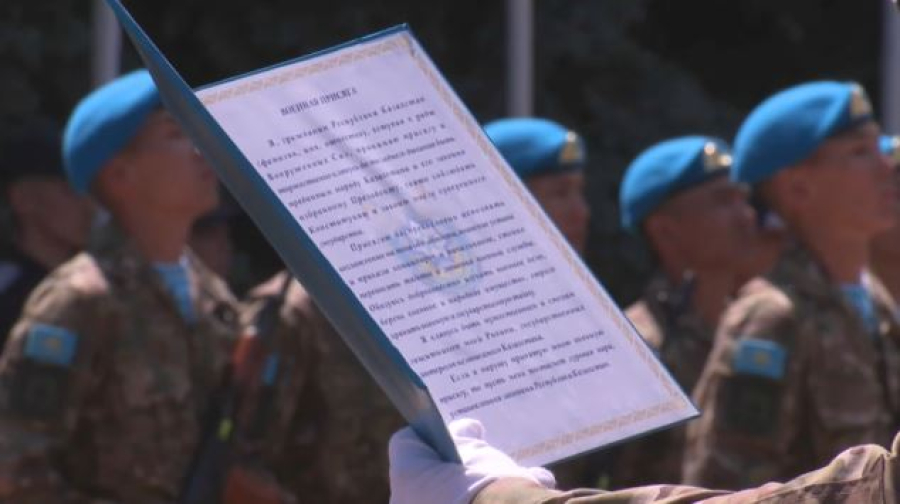 Солдаты-срочники приняли военную присягу в Алматы