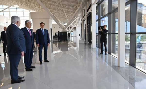 Президент осмотрел новый терминал аэропорта Шымкента