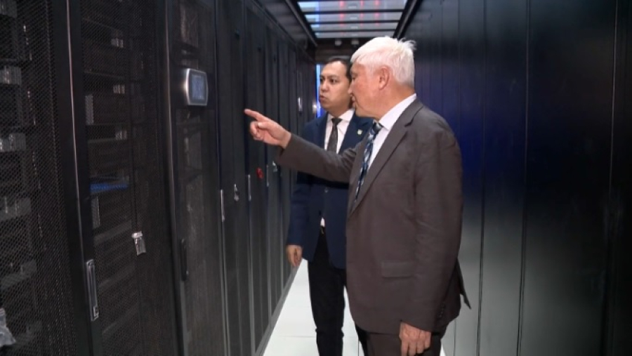 Академик протестировал возможности суперкомпьютера КазНУ